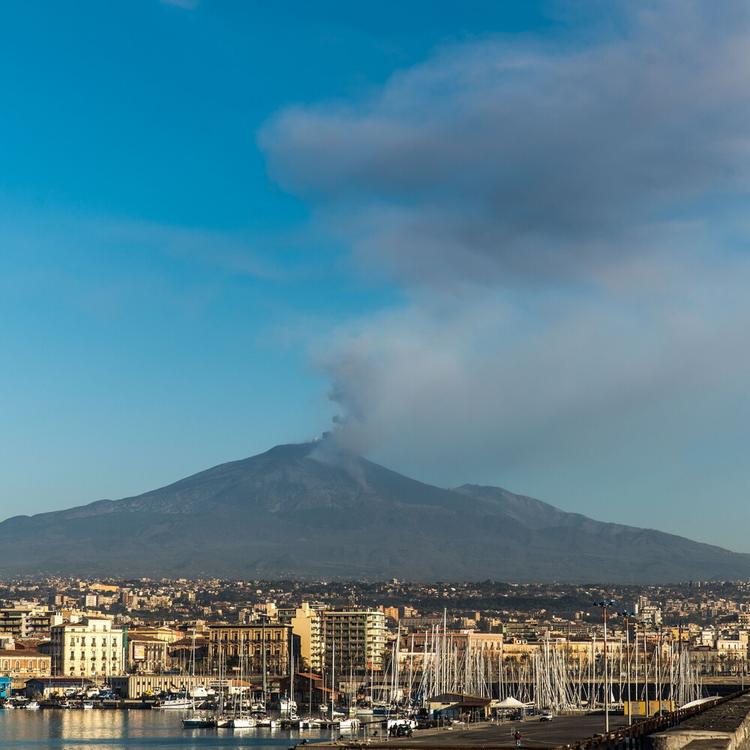 Etna, frena l'eruzione: l'aeroporto di Catania riapre alle 14