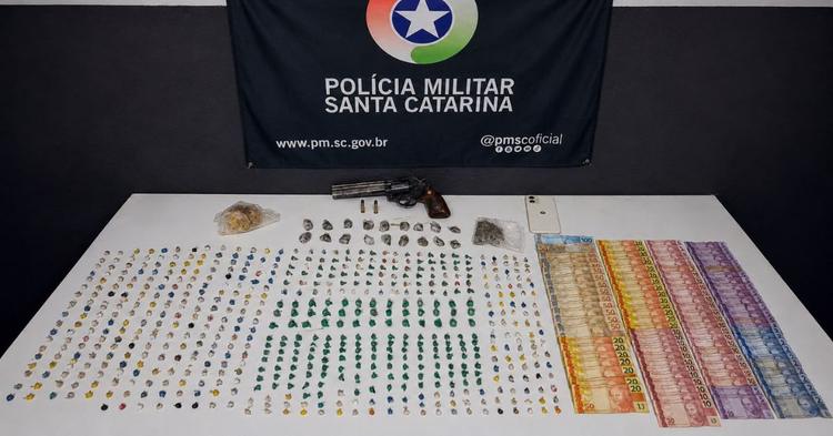 Operação no Matadouro prende três pessoas em Itajaí; alvo da Polícia Militar consegue fugir