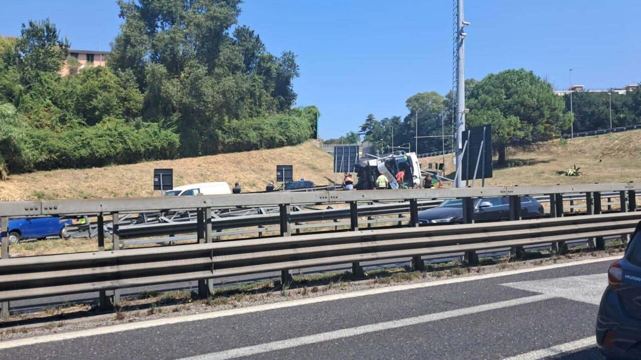 Incidente sul raccordo Salerno-Avellino: camion si ribalta a Fratte, ferito l’autista