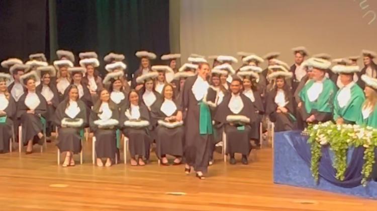 VÍDEO: jovem troca música de formatura por áudios de familiares e emociona no RS