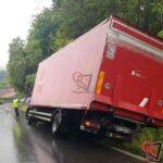 RIVARA – Camion esce di strada sulla provinciale per Levone