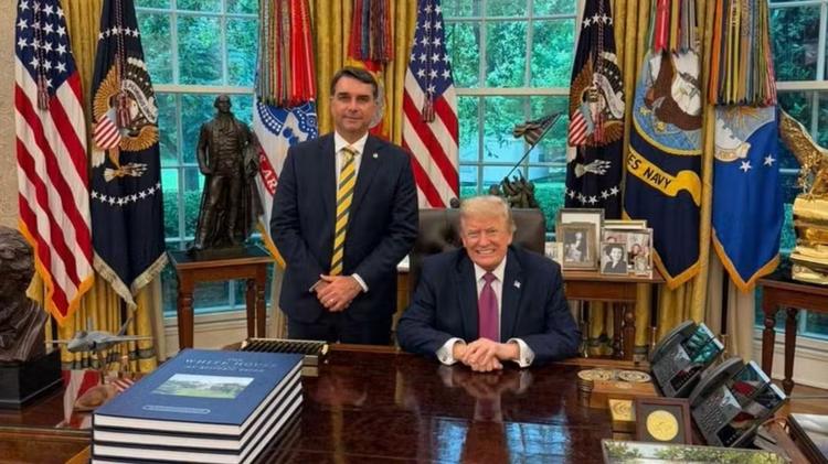 Donald Trump posta foto com Flávio Bolsonaro: 'jovem inteligente que ama muito o seu país'