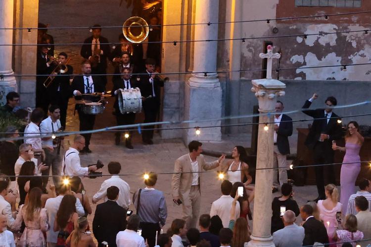 Dua Lipa divulga fotos de casamento com Callum Turner na Itália