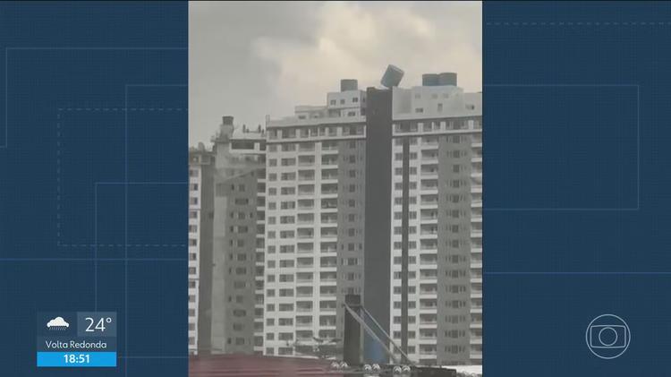 Caixa d'água cai de cima de prédio de Nova Iguaçu durante vendaval