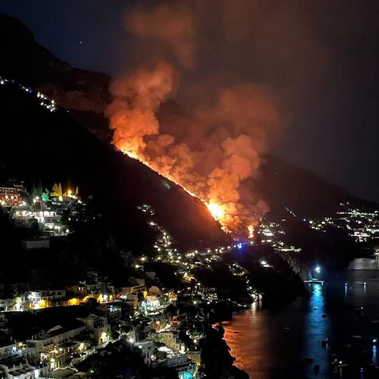 Paura a Positano per un vasto incendio, mezzi aerei in azione