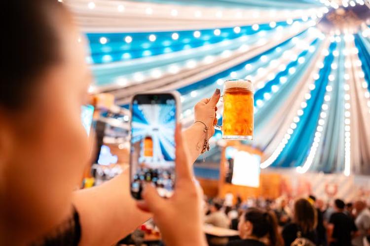 Oktoberfest Blumenau bate recorde histórico de público em um único dia; veja detalhes da festa