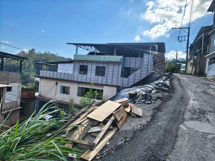 Muro caido há oito meses interdita passagem de veículos pesados em Nova Friburgo