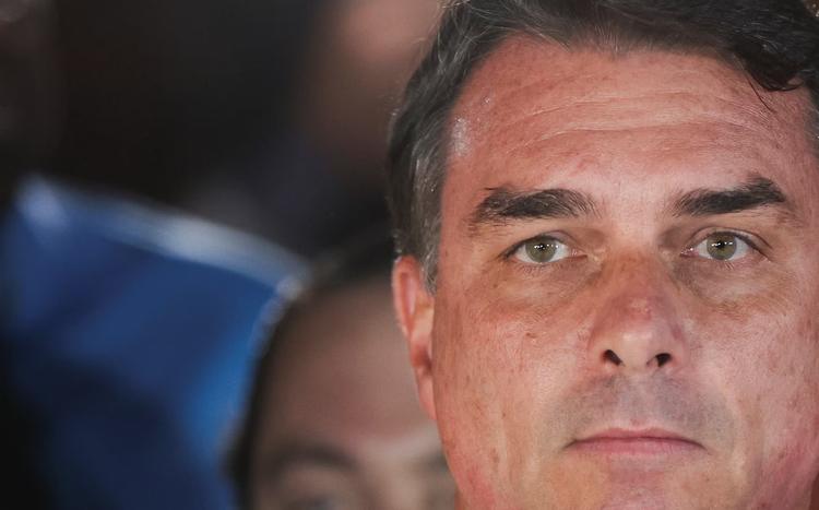 PF apontou risco de Flávio Bolsonaro fugir do Brasil e suspeita sobre destino de dinheiro de Vorcaro ao pedir a Moraes apreensão de passaporte