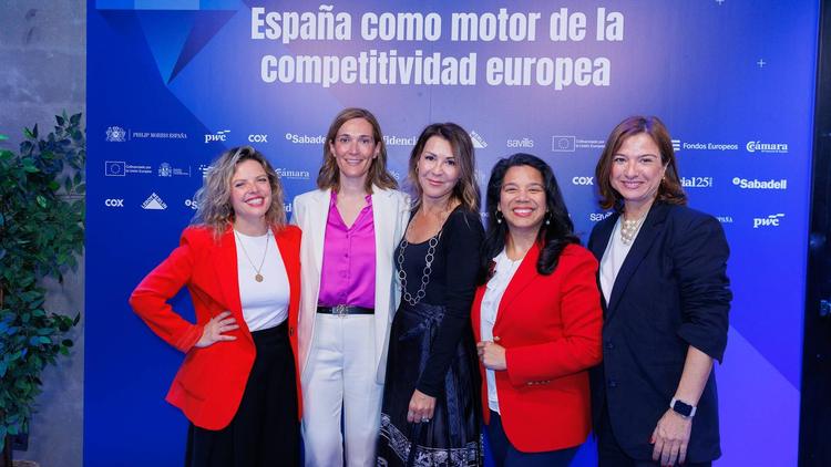 Davinia Navarro de HM Hospitales, Sara García de Philip Morris International, Virginia Sánchez de LEROY MERLIN, Eduvigis Ortiz de Women4Cyber Spain y Susana Punzón de Banco Sabadell.