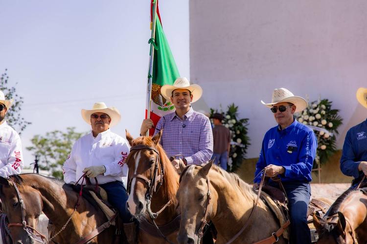 Recibe alcalde Marco Bonilla a jinetes que participan en la Cabalgata Villista 2026