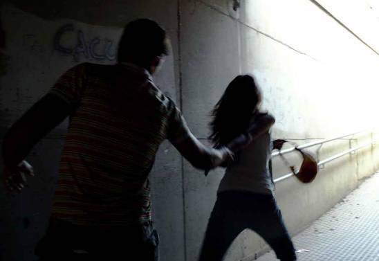 Tenta di stuprare due donne in un ascensore, una lo colpisce con un monitor: in manette 20enne straniero