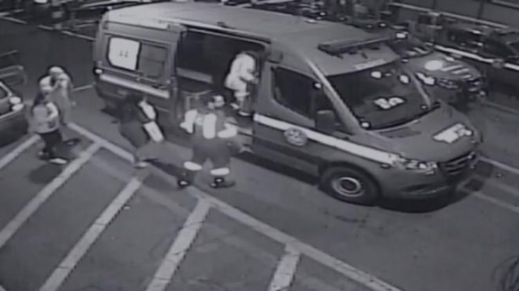 VÍDEO: Bebê de dois meses é salvo por bombeiro após engasgar durante amamentação em MG