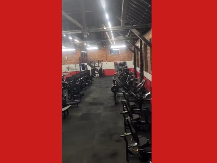 Mulher de 48 anos passa mal durante treino e morre dentro de academia no Acre