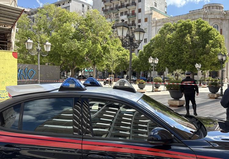 Taranto, allarme bomba in piazza della Vittoria, intervento degli artificieri dei Carabinieri
