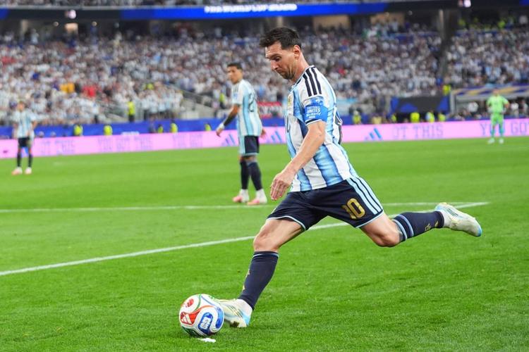 I gol si pesano. Leo re dei bomber, Pelé leggenda