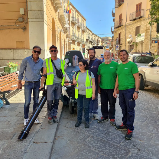 Questa mattina è stata consegnata la nuova spazzatrice, acquistata con parte dell'avanzo 2024, che supporterà gli operat...