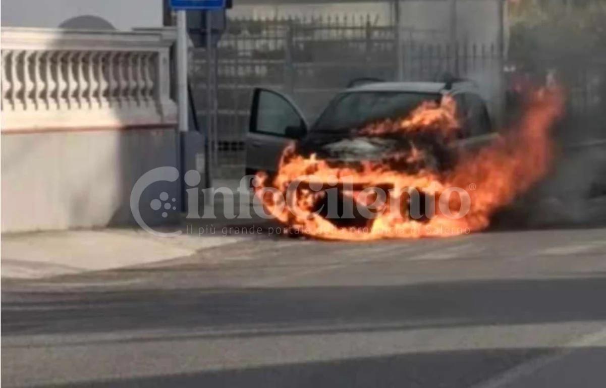 Atena Lucana, auto in fiamme sulla SS19 nello Scalo: illesa la guida