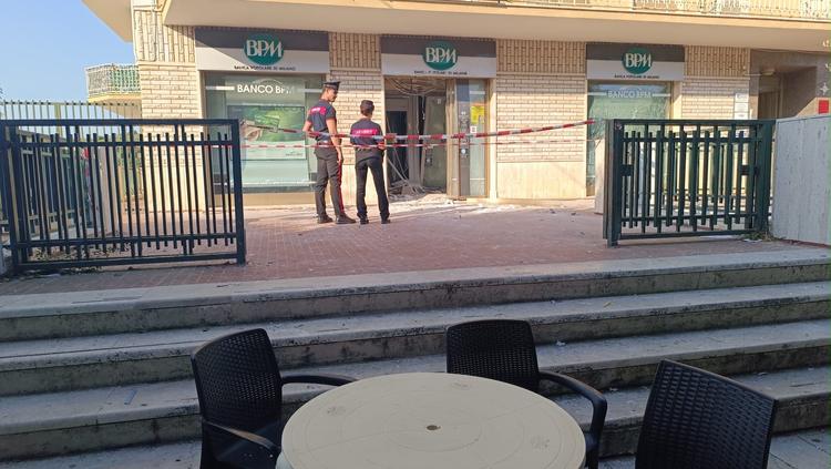 Boato nella notte: nel mirino un bancomat a San Nicandro Garganico