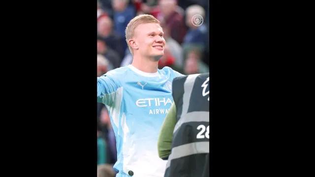 Haaland marca contra o Liverpool e comemora com torcida do City; veja