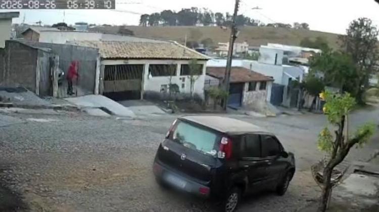 VÍDEO: Ladrão furta carro em garagem de casa enquanto morador está no trabalho em Divinópolis