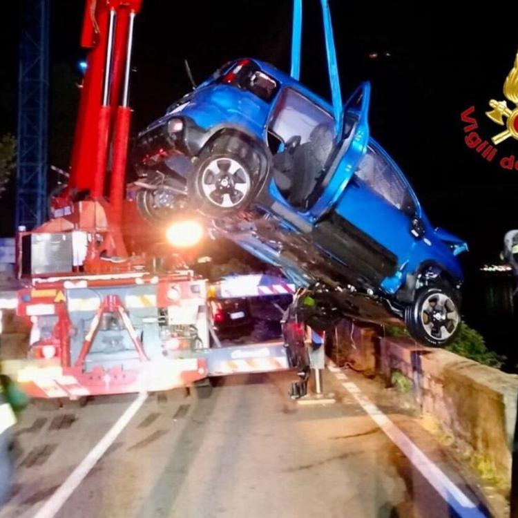 Un'auto finisce nel lago di Como dopo un frontale, un morto. Salvata una donna