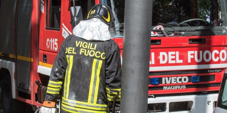 Macabra scoperta nel Catanese, donna di 34 anni trovata morta durante l’intervento per un incendio