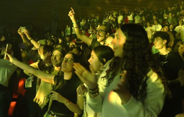 Jovens se entregam a Jesus em conferência sobre discipulado na Espanha