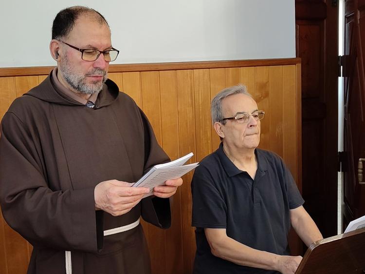 Frei Luís Leitão e Frei Américo Costa animam a sagrada liturgia