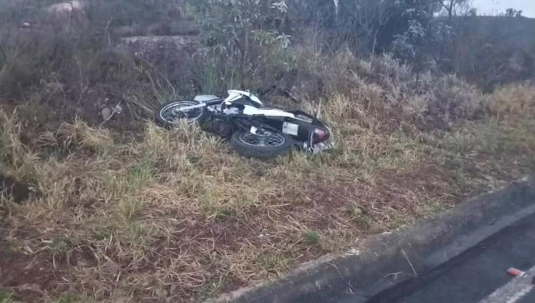 Motociclista de 63 anos morre após sair da pista e bater em pedra na MG-308, em Itacambira