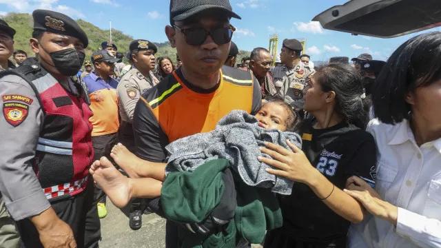 Barco pega fogo com mais de 170 pessoas a bordo na Indonésia; veja
