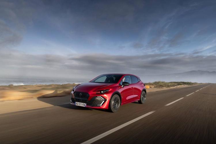 Renault Clio E-Tech 2026: la piccola francese che non si accontenta più