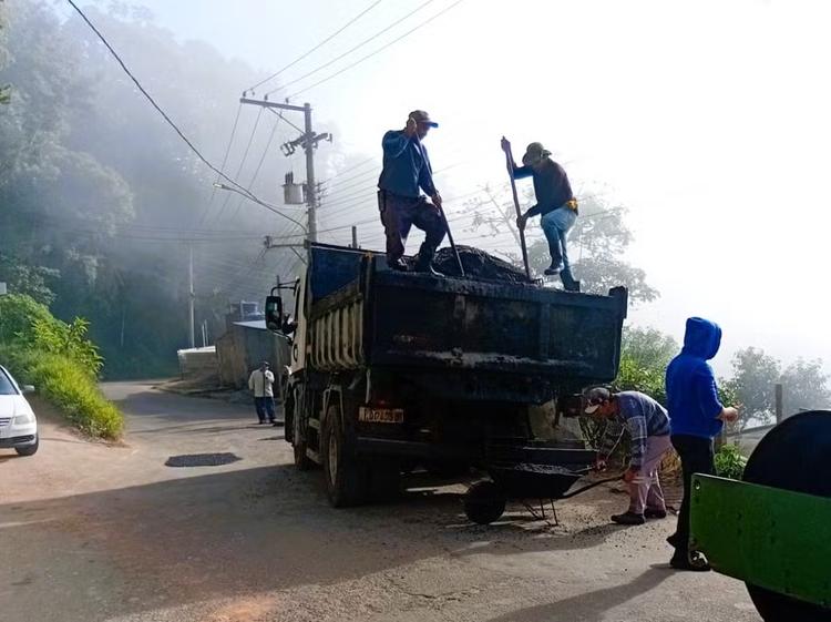 Obras de tapa-buracos e asfaltamento avançam em Teresópolis e causam retenções no trânsito