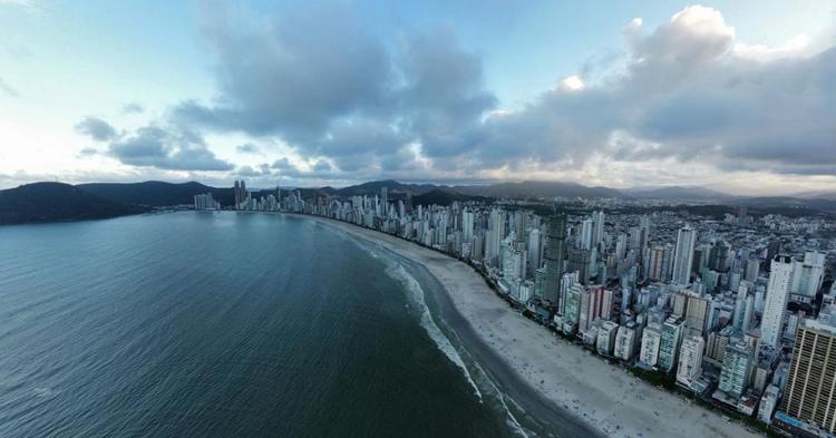Balneário Camboriú se prepara para feriadão com alta ocupação e forte movimento turístico