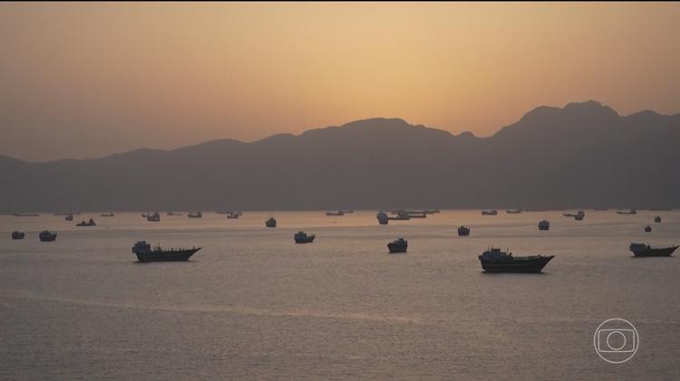 EUA e Irã voltam a trocar ataques no Estreito de Ormuz, e países do Golfo relatam mísseis; ACOMPANHE