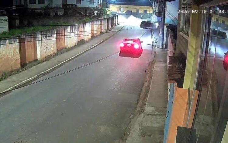 VÍDEO: Carro perde o controle, derruba muro e destrói parede de casa em Lavras, MG