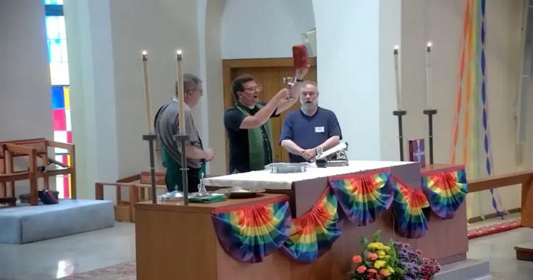 Iglesia convierte el pan de la comunión en colores de la comunidad gay
