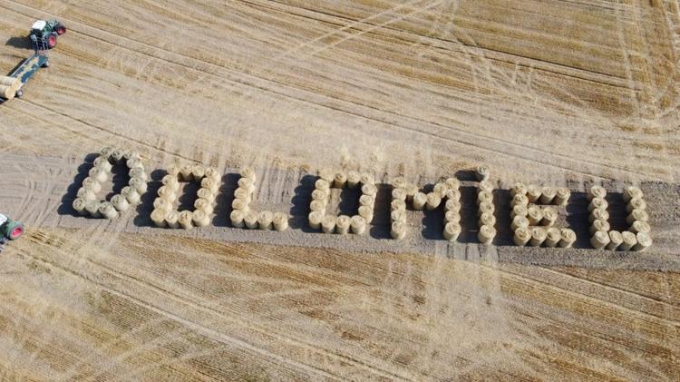 Dolomieu : un visuel en paille vu du ciel pendant les Championnats de France de Cyclisme !
