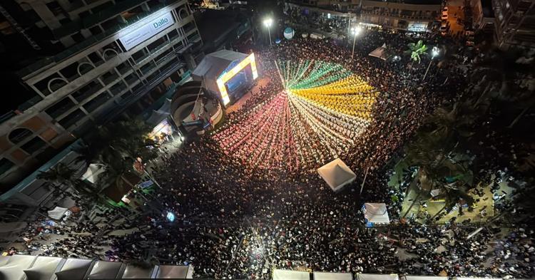 Mais de 25 mil pessoas lotam a Praça da Paz na primeira noite do Arraiá Solidário de Itapema; veja as fotos