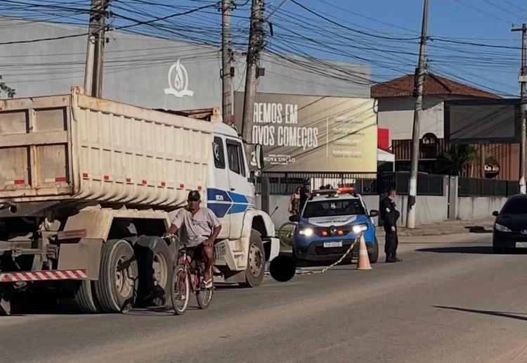 Mulher morre após cair de moto elétrica e ser atropelada por caminhão ao desviar de areia em pista de Araruama