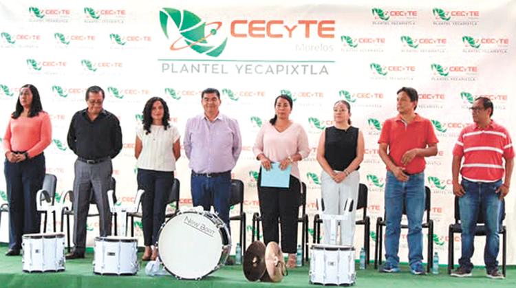 El alcalde Heladio Sánchez entrega nuevos instrumentos musicales a jóvenes de Yecapixtla