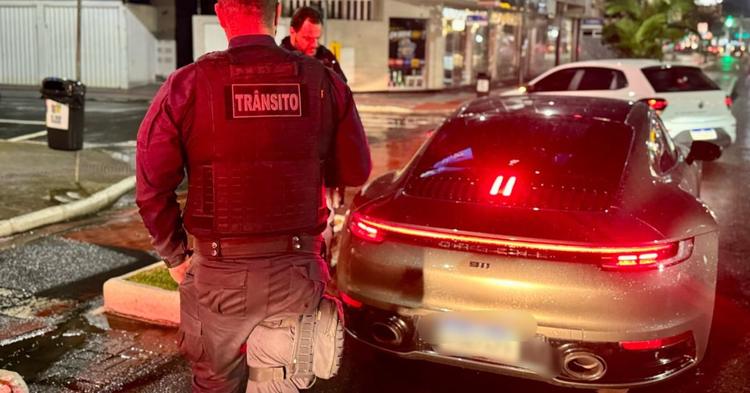 Motorista de Porsche é flagrado dirigindo com a CNH vencida em Balneário Camboriú