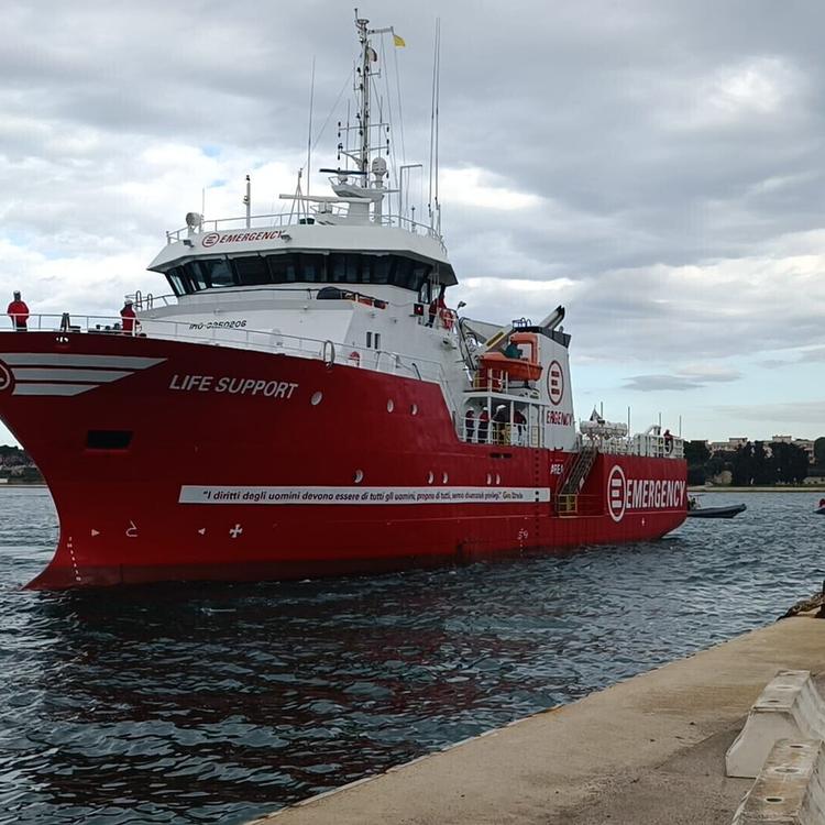 Nave di Emergency soccorre una barca di migranti, 7 muoiono durante la traversata