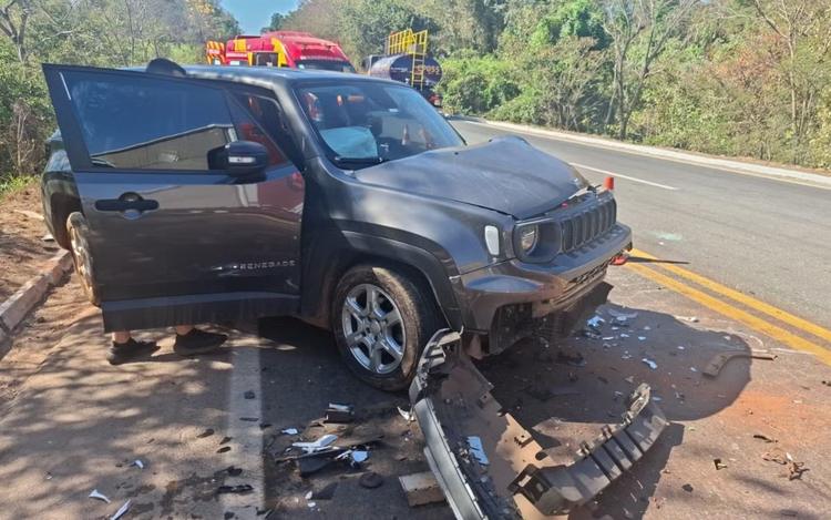 Cinco&nbsp;pessoas ficam feridas após batida entre caminhão e três&nbsp;carros&nbsp;na&nbsp;BR-153, em Goiás