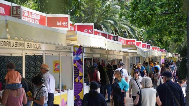 La Feria del Libro de Málaga abre con éxito su nueva etapa: un 10% más de ventas