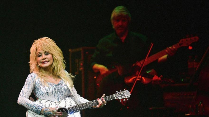 Dolly Parton, la voz que llevó el country al mundo e hizo de la lectura su mayor legado