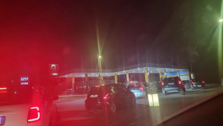 Foggia, scatta l’allarme carburante: distributori a secco e code per i rifornimenti