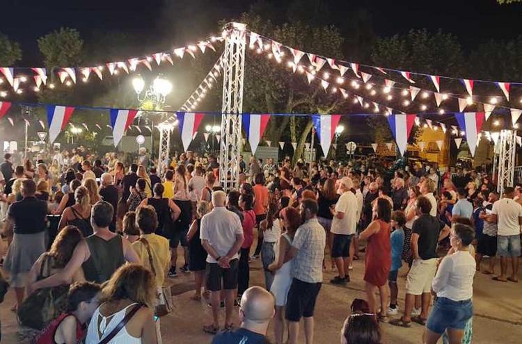 Venez à Clermont-l'Hérault pour profiter d'un bal populaire le 14 juillet.