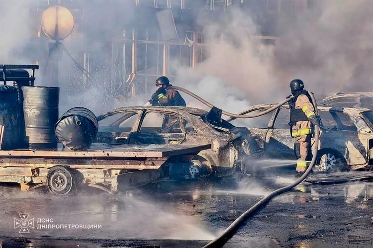 Rússia bombardeia shopping na Ucrânia e deixa mortos e feridos