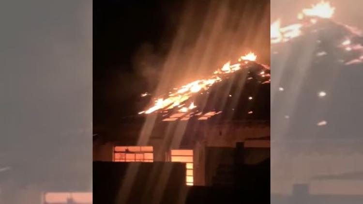 Homem e cachorro morrem após casa ser consumida por incêndio em Botucatu