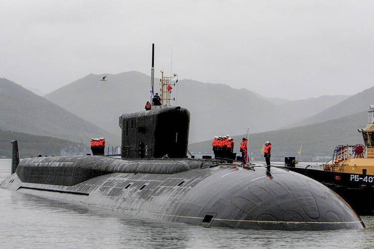 Il terrore dei droni ucraini: un sottomarino russo difeso da una rete anti-drone nel Pacifico